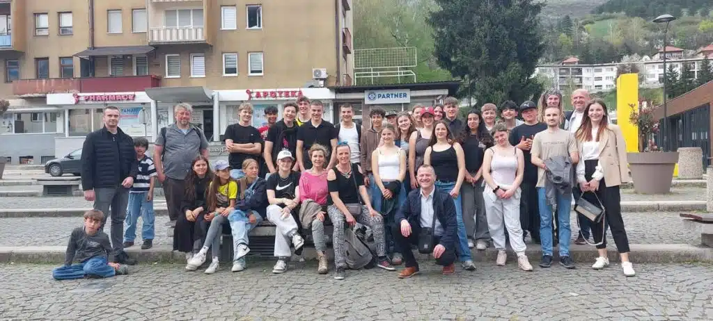 Djeca volonteri iz Njemačke grade dječije igralište na Kalibunaru u Travniku