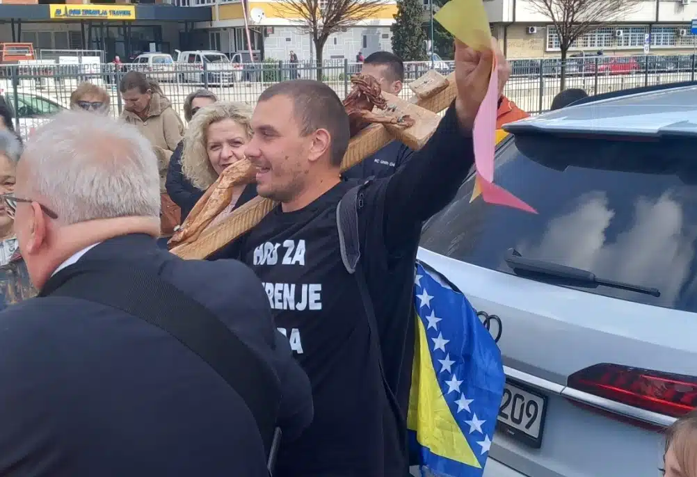 Hodočasnik mira s križem oprosta stigao u Lašvansku dolinu: Poziv na zajedništvo i oprost Josipa Jelinića (FOTO)