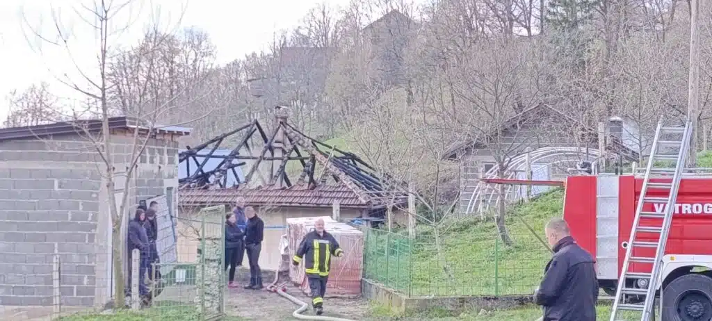 Porodična tragedija kod Travnika: Zapalio kuću dok su žena i djeca bili unutra (FOTO)