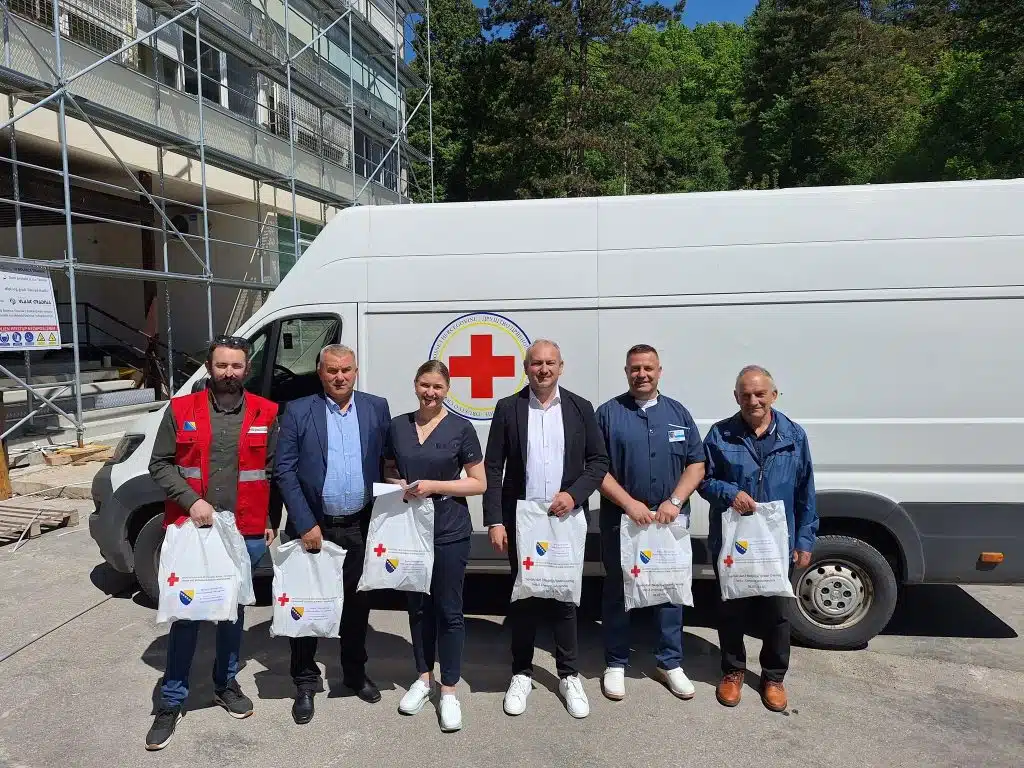 Crveni križ općine Travnik donirao baby setove porodilištima u Novoj Biloj i Travniku