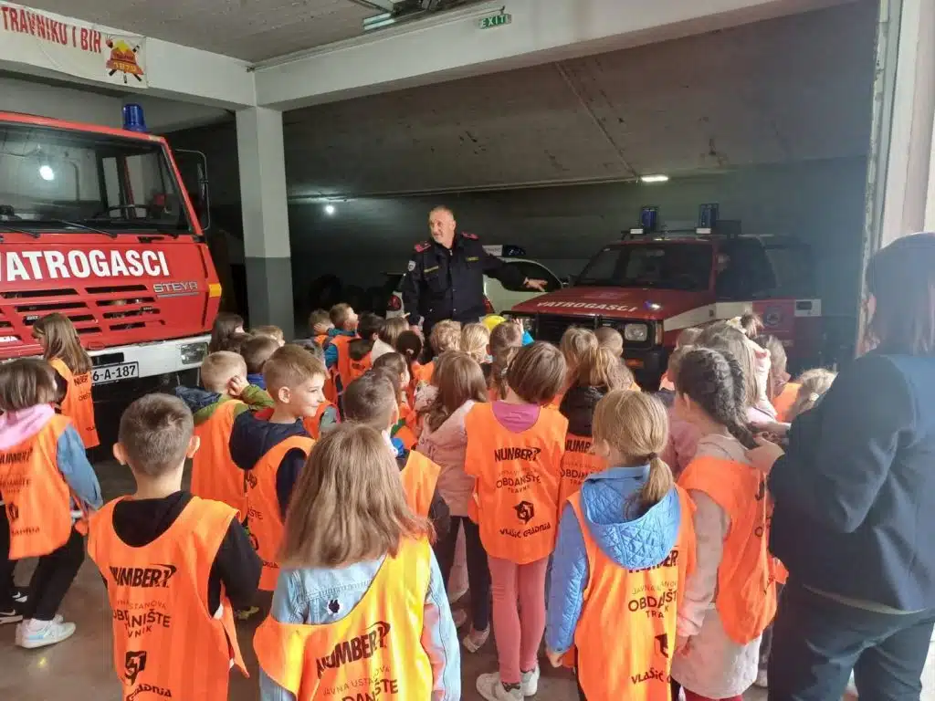 Mališani iz Travnika posjetili vatrogasce i učili o zaštiti od požara