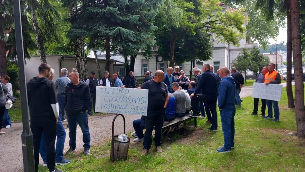 Održani protesti bivših radnika PS Vitezit ispred Općinskog suda u Travniku (FOTO)