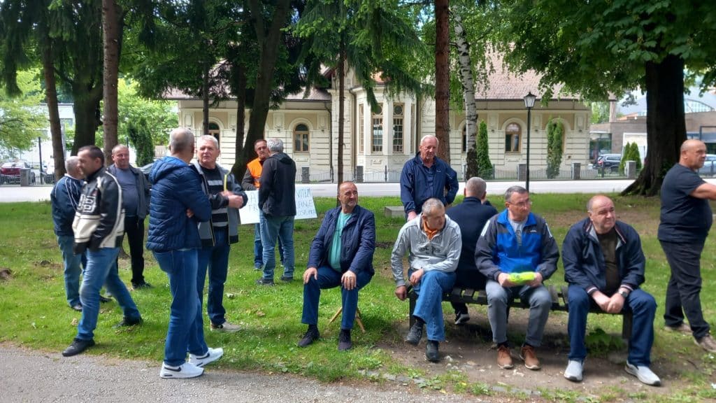 Održani protesti bivših radnika PS Vitezit ispred Općinskog suda u Travniku (FOTO)