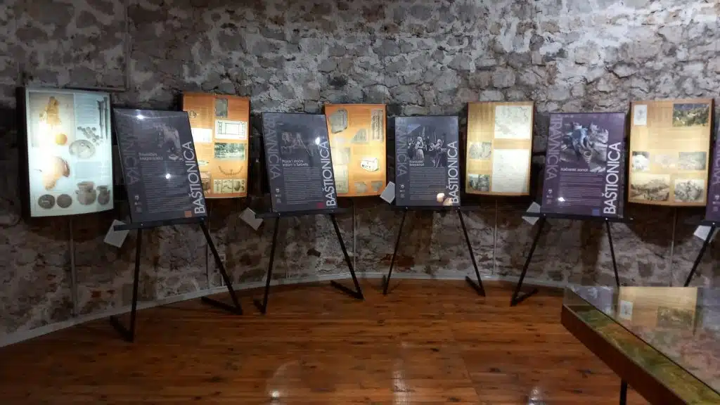 Stari grad Travnik učestvuje u manifestaciji „Noć tvrđava“ – dan ispunjen izložbama i radionicama (FOTO) Stari grad Travnik učestvuje u manifestaciji „Noć tvrđava“ – dan ispunjen izložbama i radionicama (FOTO)