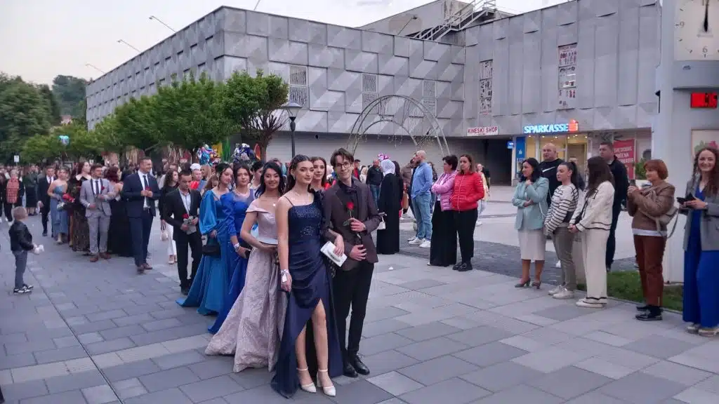 Svečani maturantski defile u Travniku: Maturanti Ekonomsko-ugostiteljske škole zasjali na ulicama grada (FOTO)