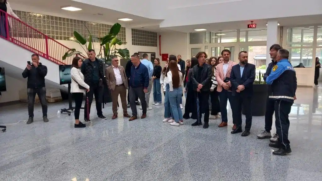 Otvorena izložba „Priče iz Srebrenice“ u Travniku (FOTO)