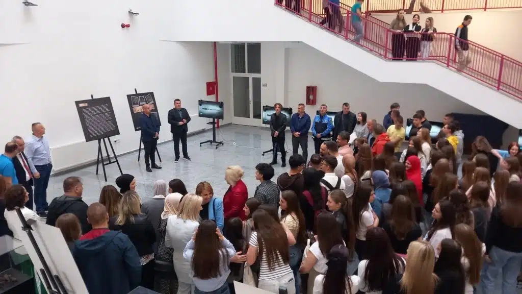 Otvorena izložba „Priče iz Srebrenice“ u Travniku (FOTO)