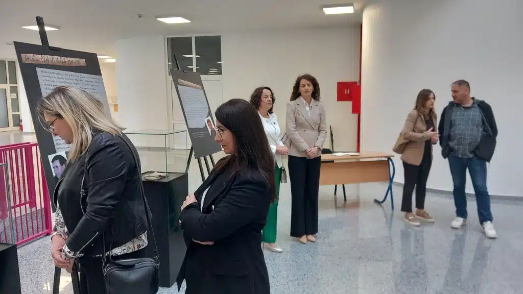 Otvorena izložba „Priče iz Srebrenice“ u Travniku (FOTO)