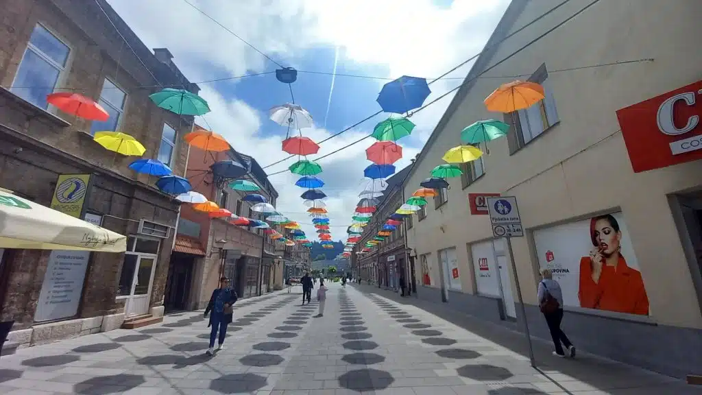 Šareni kišobrani ponovo krase Travnički korzo (FOTO)