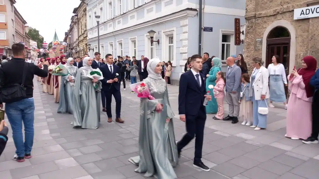 Travnik u znaku svečanosti: Maturanti Elči Ibrahim-pašine medrese uljepšali Bosansku ulicu (FOTO+VIDEO)