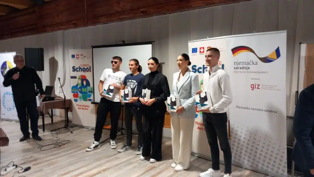 Završni dan Ljetne škole na Vlašiću: Mladi razvijaju rješenja za realne poslovne izazove (FOTO)