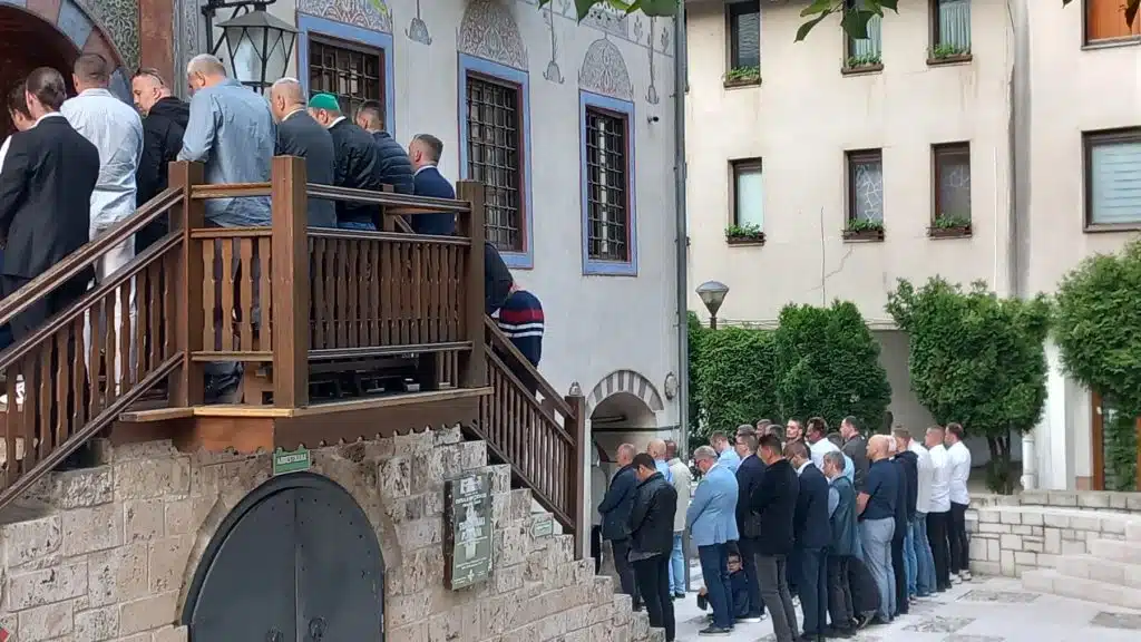 (FOTO/VIDEO) Klanjan bajram-namaz u Šarenoj džamiji