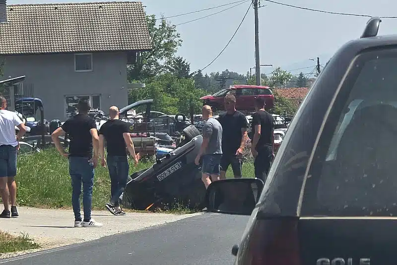 Saobraćajna nesreća kod Viteza: Vozilo sletjelo s ceste i zapalilo se