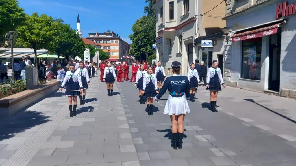 “Travničkim korzom” prodefilovali najslađi maleni maturanti privatnih predškolskih ustanova (FOTO/VIDEO)