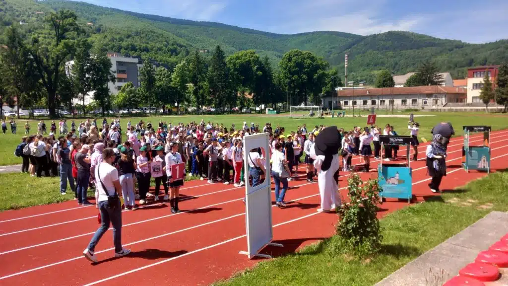 Pozdrav raspustu: Više od 300 osnovaca uživalo u manifestaciji u Travniku (FOTO) Pozdrav raspustu: Više od 300 osnovaca uživalo u manifestaciji u Travniku (FOTO)