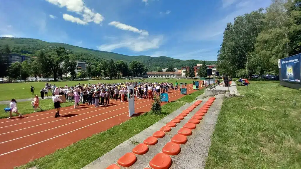 Pozdrav raspustu: Više od 300 osnovaca uživalo u manifestaciji u Travniku (FOTO) Pozdrav raspustu: Više od 300 osnovaca uživalo u manifestaciji u Travniku (FOTO)