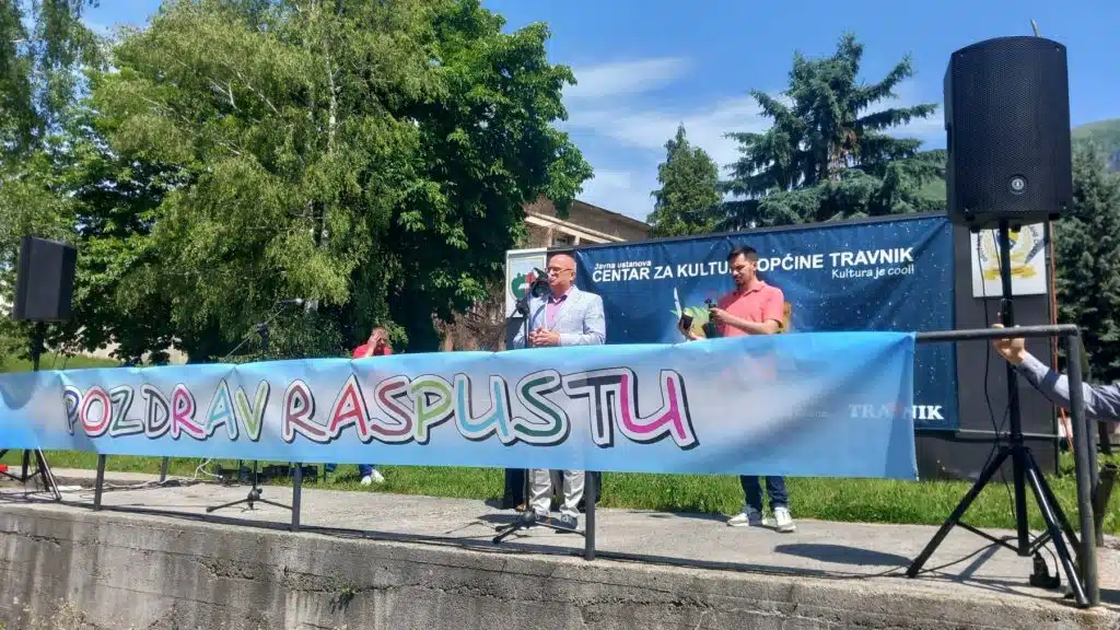 Pozdrav raspustu: Više od 300 osnovaca uživalo u manifestaciji u Travniku (FOTO) Pozdrav raspustu: Više od 300 osnovaca uživalo u manifestaciji u Travniku (FOTO)
