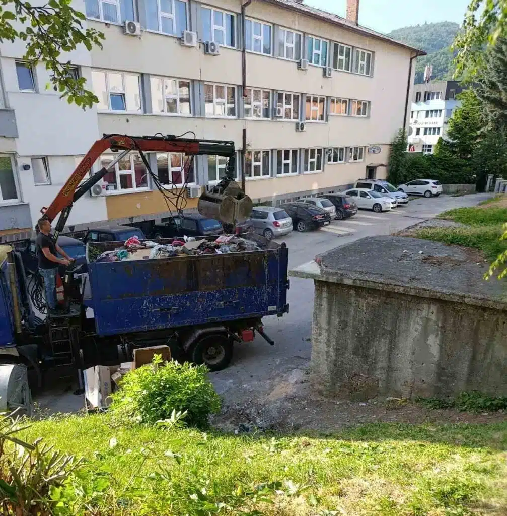 Bašbunar apeluje na građane: Građevinski otpad ne odlagati pored kontejnera (FOTO)