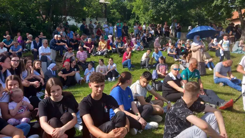 Velika Bukovica: Održana centralna manifestacija sjećanja na stradanja Bošnjaka u ratu (FOTO)