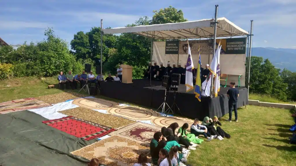 Velika Bukovica: Održana centralna manifestacija sjećanja na stradanja Bošnjaka u ratu (FOTO)