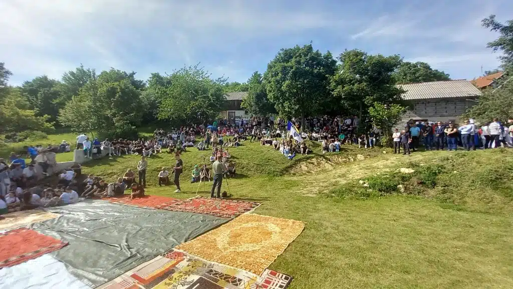 Velika Bukovica: Održana centralna manifestacija sjećanja na stradanja Bošnjaka u ratu (FOTO)