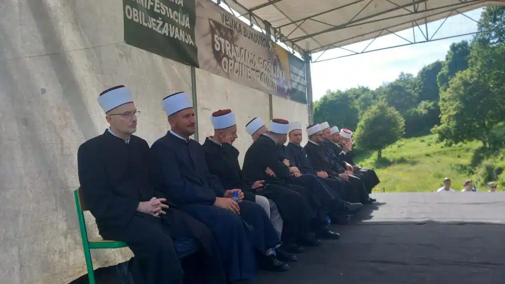 Velika Bukovica: Održana centralna manifestacija sjećanja na stradanja Bošnjaka u ratu (FOTO)