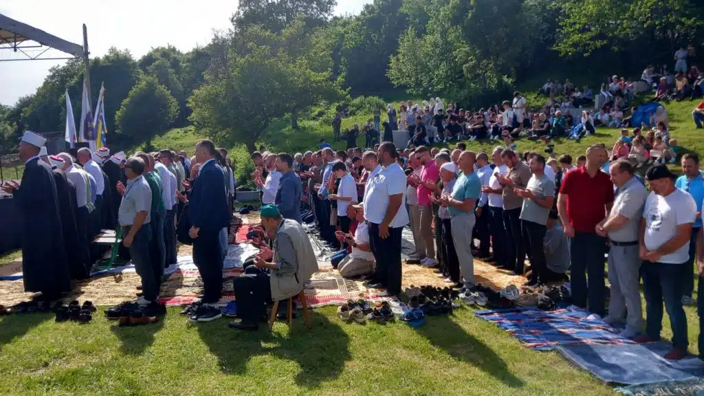 Velika Bukovica: Održana centralna manifestacija sjećanja na stradanja Bošnjaka u ratu (FOTO)