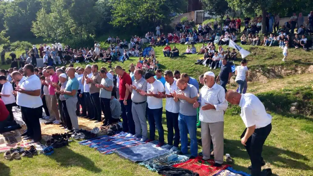 Velika Bukovica: Održana centralna manifestacija sjećanja na stradanja Bošnjaka u ratu (FOTO)