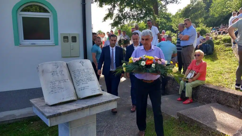Velika Bukovica: Održana centralna manifestacija sjećanja na stradanja Bošnjaka u ratu (FOTO)