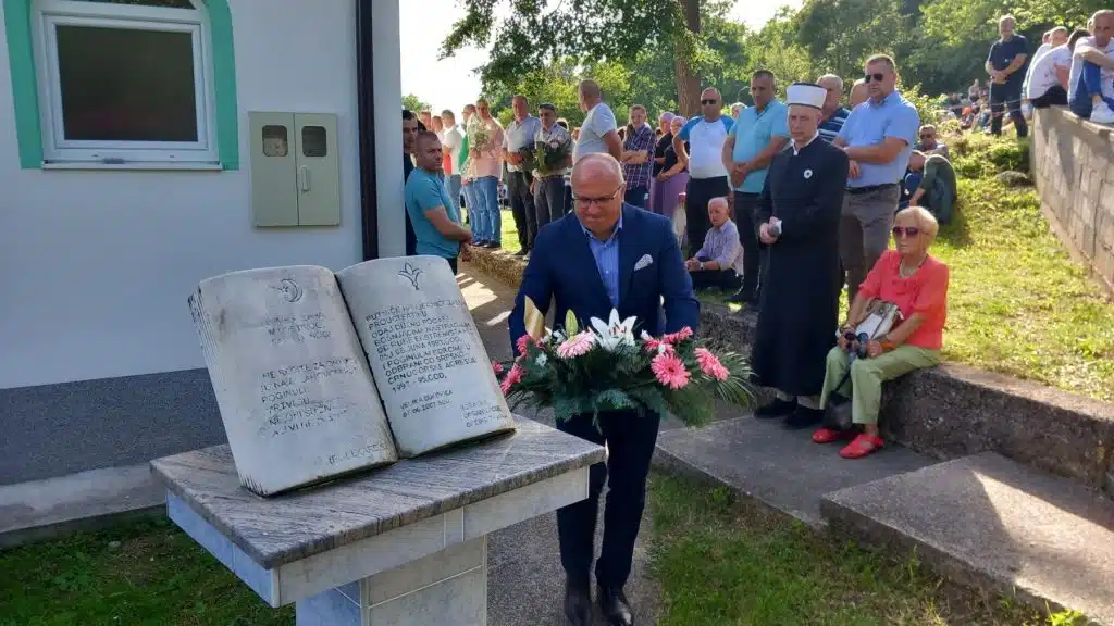 Velika Bukovica: Održana centralna manifestacija sjećanja na stradanja Bošnjaka u ratu (FOTO)