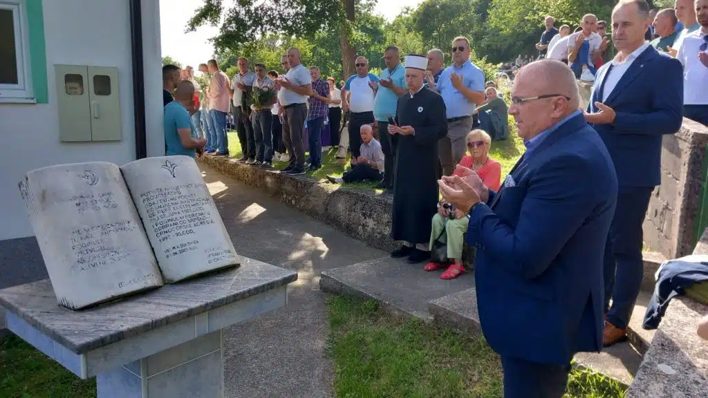 Velika Bukovica: Održana centralna manifestacija sjećanja na stradanja Bošnjaka u ratu (FOTO)