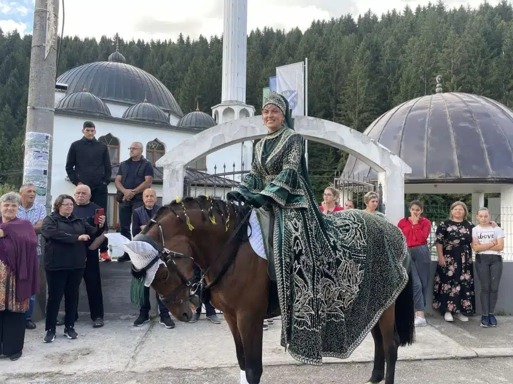 Konjanici iz Karaule krenuli prema Ajvatovici: Tradicija nastavlja da živi (FOTO)