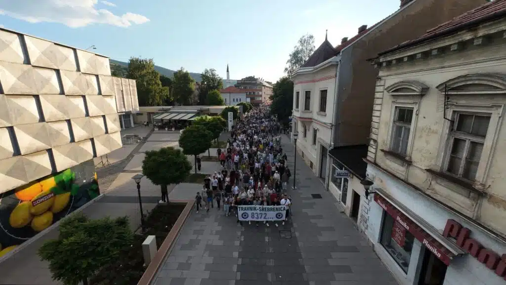Travničani mirnom šetnjom odali počast žrtvama genocida u Srebrenici (FOTO)
