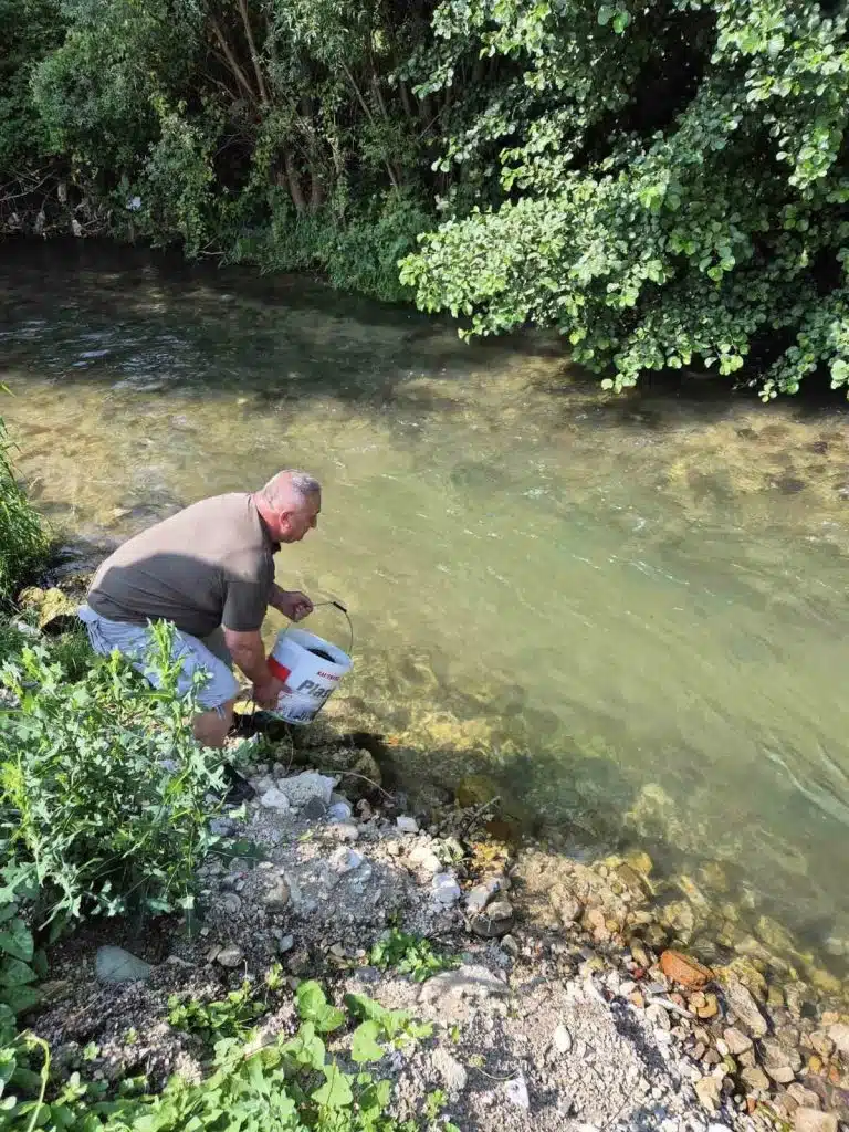 Nastavljeno poribljavanje rijeke Lašve: Sportski ribolovci iz Travnika ulažu u očuvanje prirode (FOTO)