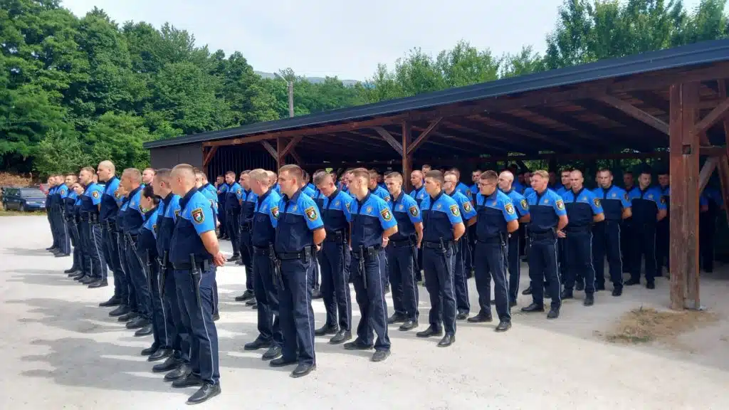 (FOTO) Svečana zakletva novih policajaca SBK: 99 kadeta spremno za službu