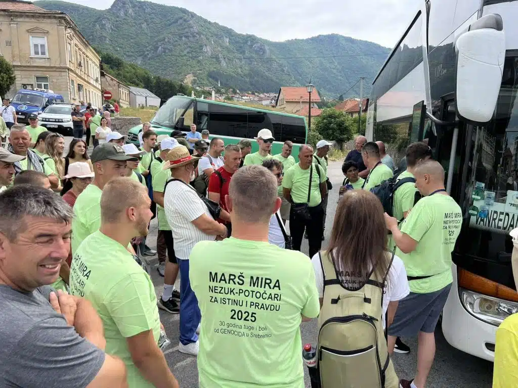 (FOTO) Učesnici Marša Mira iz Travnika krenuli na put sjećanja prema Potočarima (FOTO) Učesnici Marša Mira iz Travnika krenuli na put sjećanja prema Potočarima