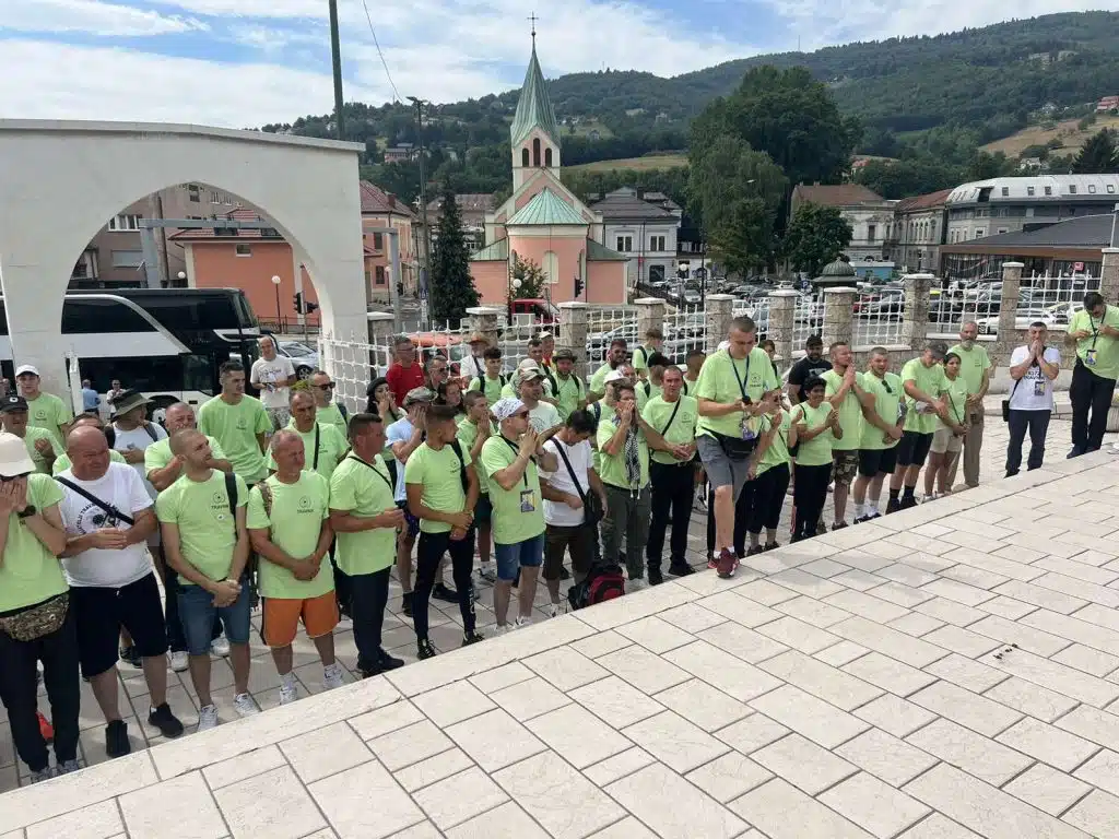 (FOTO) Učesnici Marša Mira iz Travnika krenuli na put sjećanja prema Potočarima (FOTO) Učesnici Marša Mira iz Travnika krenuli na put sjećanja prema Potočarima