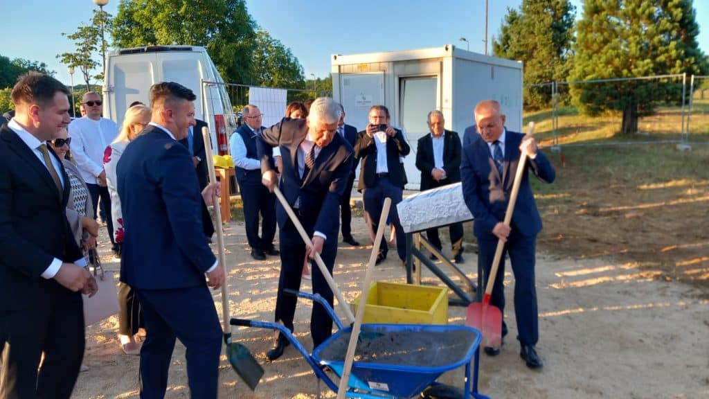 Položen kamen temeljac za novu zgradu Hrvatske bolnice „Dr. fra Mato Nikolić“ u Novoj Biloj (FOTO) Položen kamen temeljac za novu zgradu Hrvatske bolnice „Dr. fra Mato Nikolić“ u Novoj Biloj (FOTO)