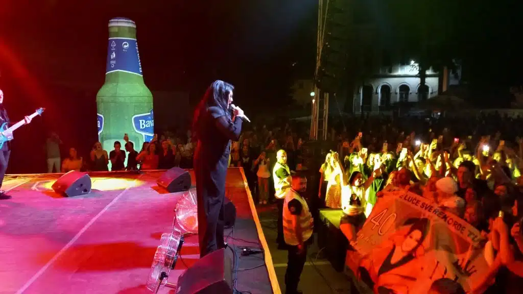Ekskluzivno: Pogledajte trenutak kada je Dragana Mirković izašla na binu!