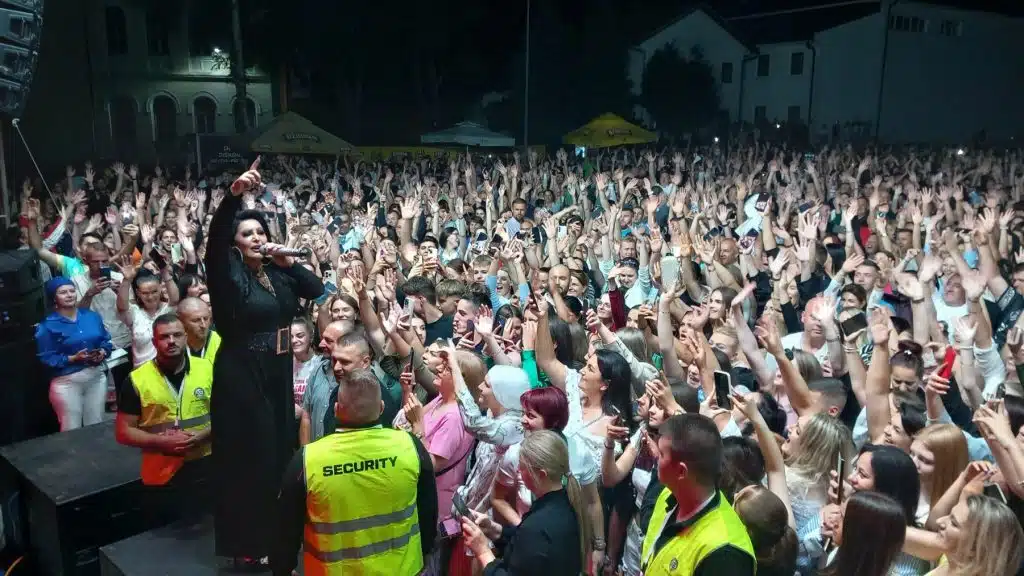 Pogledajte kako je Dragana Mirković zapalila Travnik (FOTO/VIDEO)