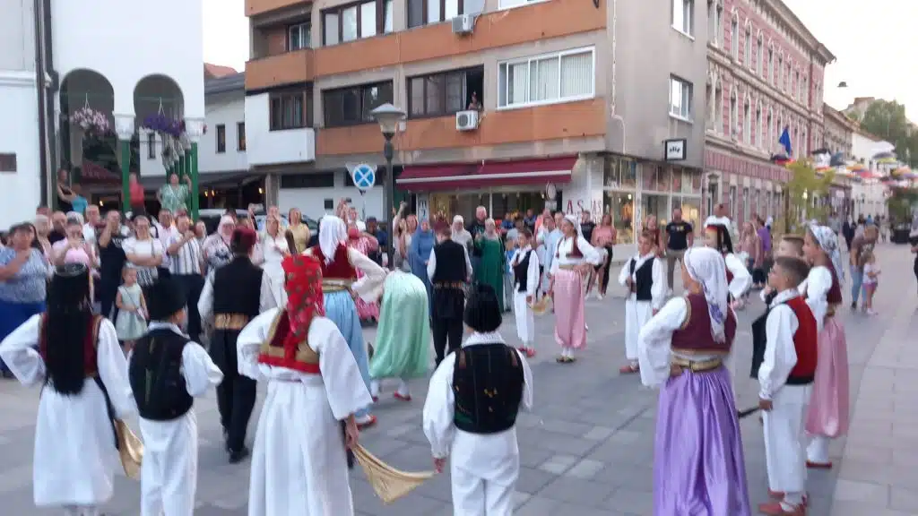 Travničke večeri u punom sjaju: umjetnost, muzika i sport u srcu grada (FOTO) Travničke večeri u punom sjaju: umjetnost, muzika i sport u srcu grada (FOTO)