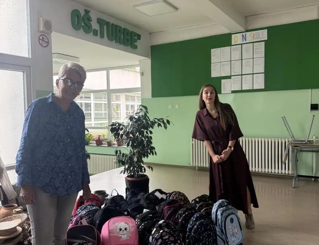 U općini Travnik podijeljeni ruksaci za djecu romske populacije