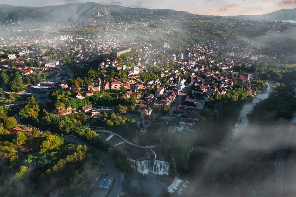 Večeras počinje 6. Desant u Jajcu: Festival na Katakombama otvara ministrica Nasiha Pozder