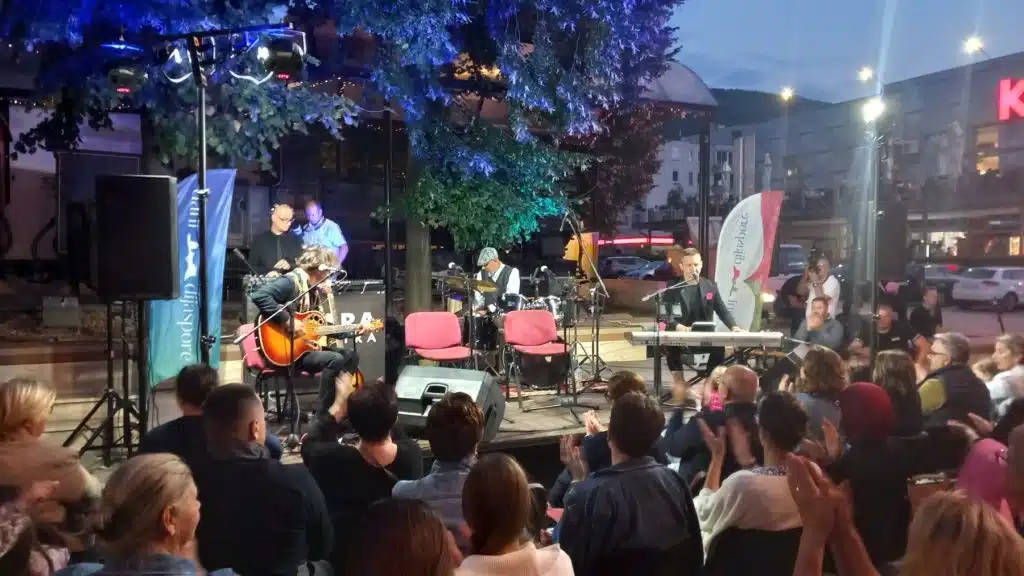 Na Travničkom korzu održan nezaboravan koncert Mustra Orchestra, Kenana Mačkovića i Alme Subašić (FOTO)