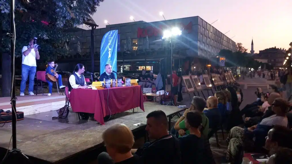 (FOTO) Na Travničkom korzu održana izložba i promocija knjige Hadisa Medenčevića