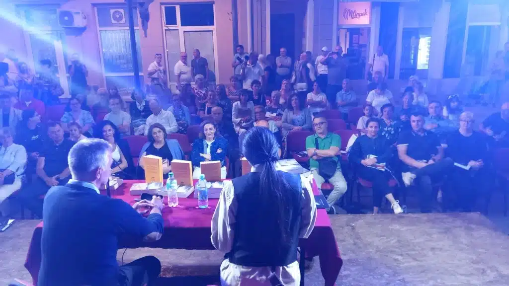 (FOTO) Na Travničkom korzu održana izložba i promocija knjige Hadisa Medenčevića