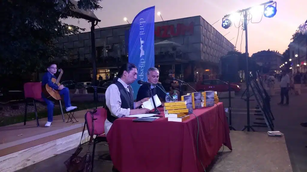 (FOTO) Na Travničkom korzu održana izložba i promocija knjige Hadisa Medenčevića
