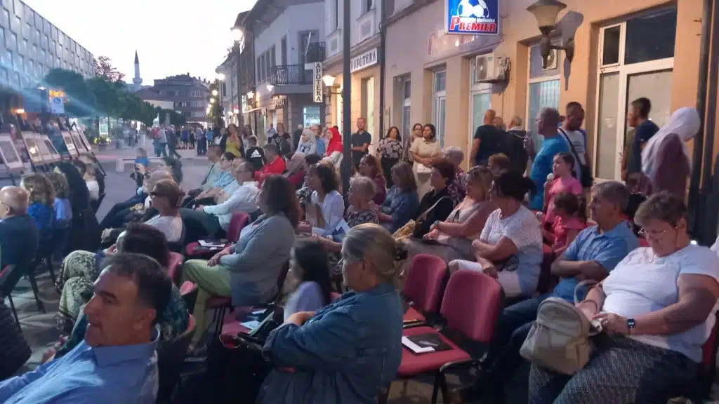 (FOTO) Na Travničkom korzu održana izložba i promocija knjige Hadisa Medenčevića