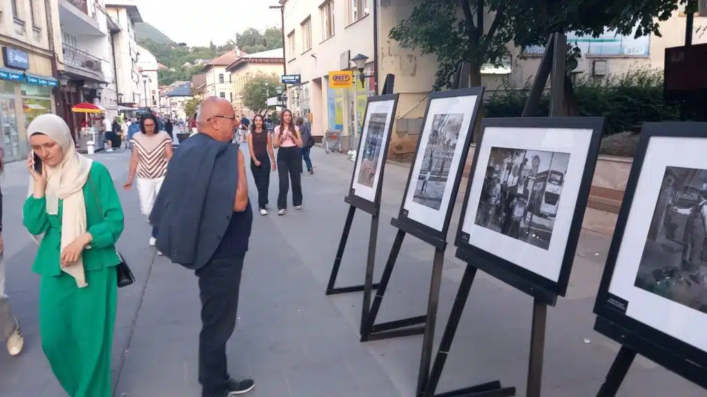 (FOTO) Na Travničkom korzu održana izložba i promocija knjige Hadisa Medenčevića