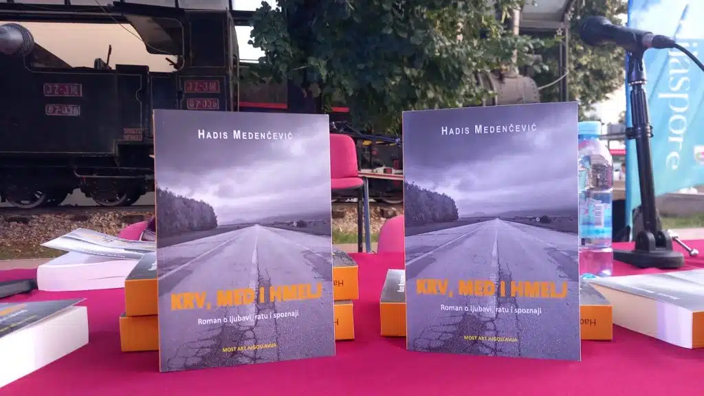 (FOTO) Na Travničkom korzu održana izložba i promocija knjige Hadisa Medenčevića